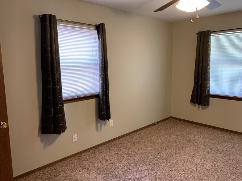 Building Photo - 641 Belle Air Ave