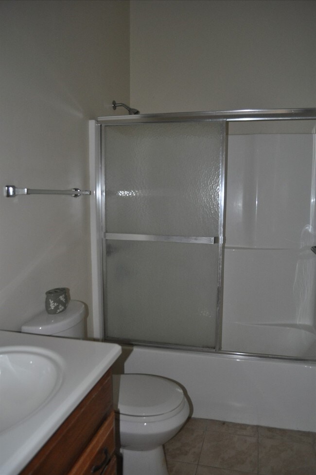 Building Photo - Apartment For Lease!!