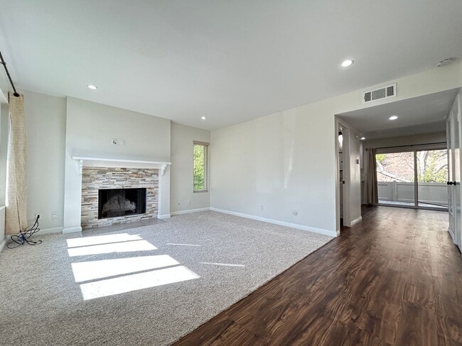 Building Photo - 5749 E Creekside Ave