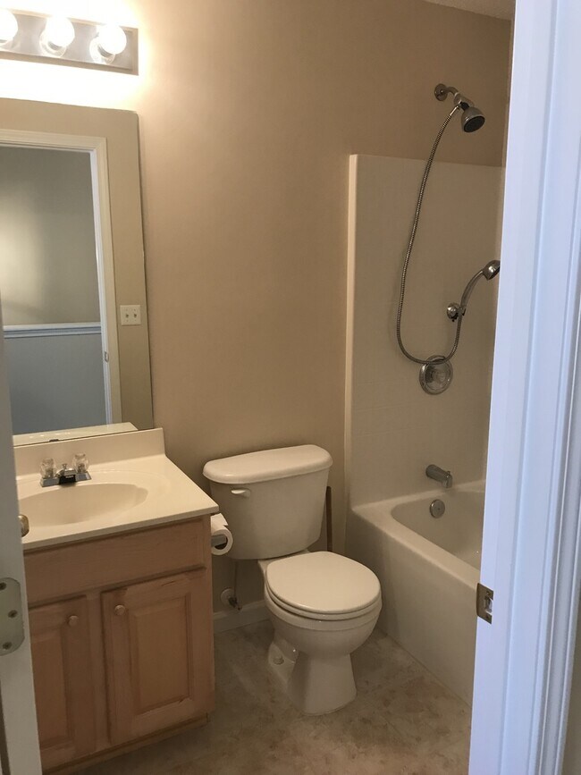 Building Photo - 3 Bedroom  2.5 Bath townhome located at  T...