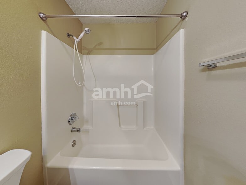 Building Photo - 571 Bay Ct N