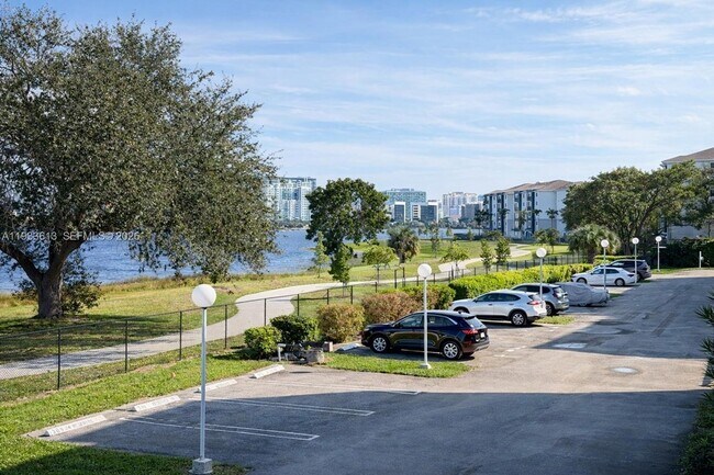 Building Photo - 470 Executive Center Dr