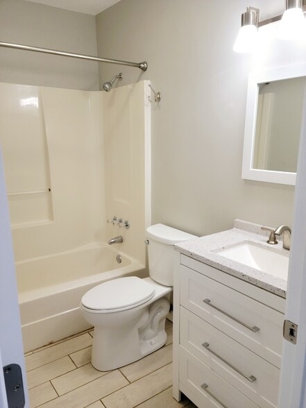 Building Photo - 815 Deer Run Dr