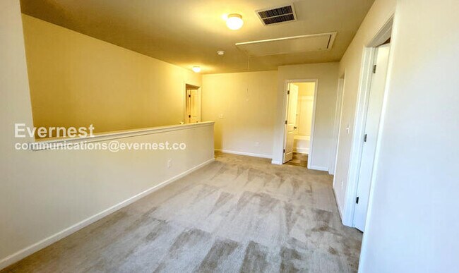 Building Photo - 3 Bed/3 Bath Home with Garage / Pet-Friendly / Available Now!