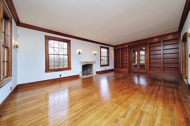 Building Photo - Stunning Tudor-style 4BR/3.5BA home in a prime, unbeatable location!