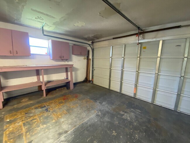 Building Photo - FULLY RENOVATED and spacious 4-bedroom, 2-...