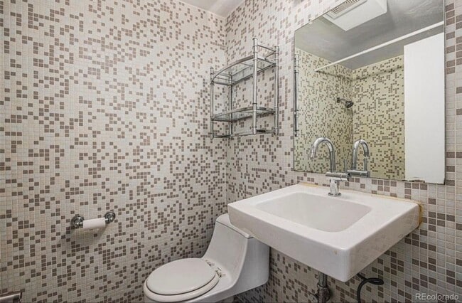 Building Photo - Great Capital Hill 1 Bedroom Garden Level Condo/ Utilities Included