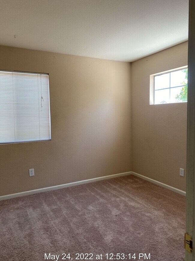 Building Photo - Large Corner Lot