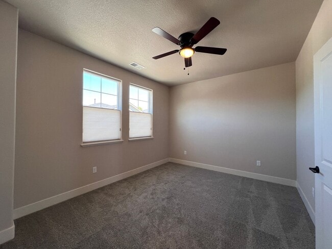 Building Photo - Charming & NEW! 2/2/2 Townhome in Gardnerv...