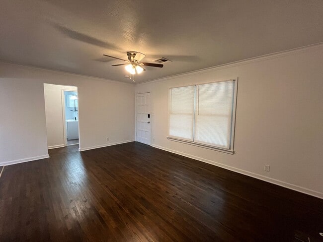 Building Photo - Adorable 2 bedroom 1 bathroom home with a garage!