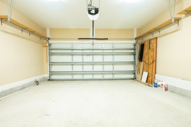 Building Photo - 557 Valparaiso Pkwy