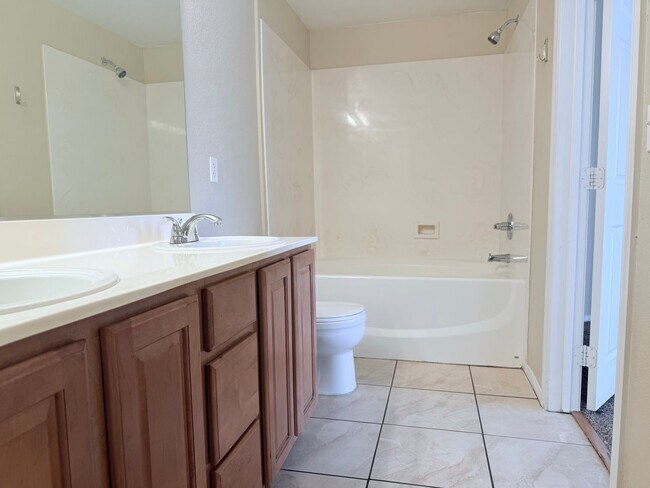 Building Photo - Spacious 2 bedroom 2 bath condo