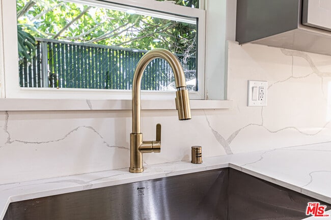 Building Photo - 5436 Romaine St