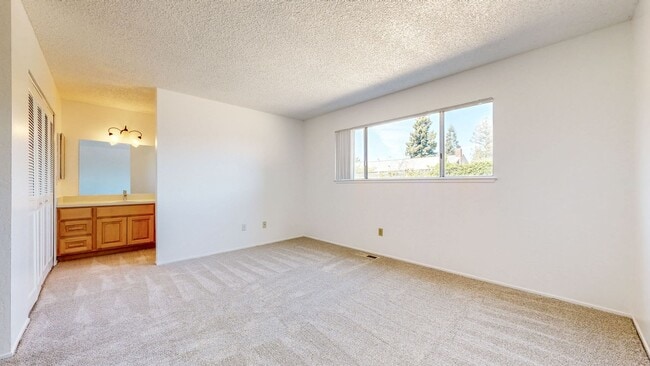 Building Photo - 4 Bedroom 2 Full Bathroom Single Family Ho...