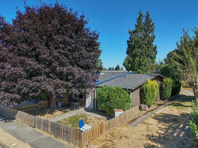Building Photo - 417 22nd St SE