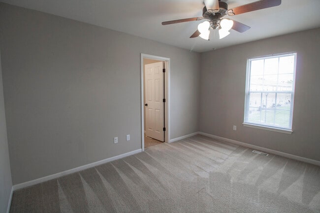 Building Photo - 5000 Derby Ridge Dr