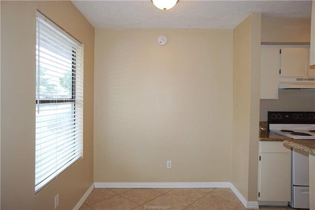 Building Photo - Available August!! One Bed, One Bath Downs...