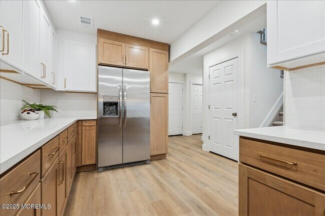 Building Photo - 18 Oak Knl Dr