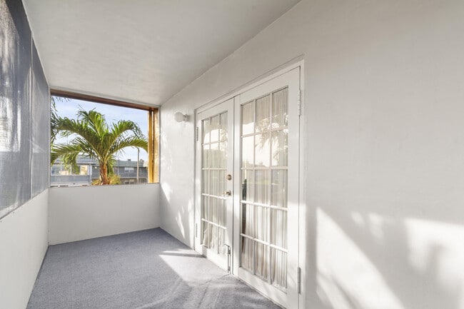 Building Photo - 605 Flanders N