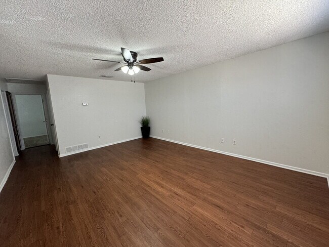 Building Photo - Well Maintained 2 bedroom 1 bath