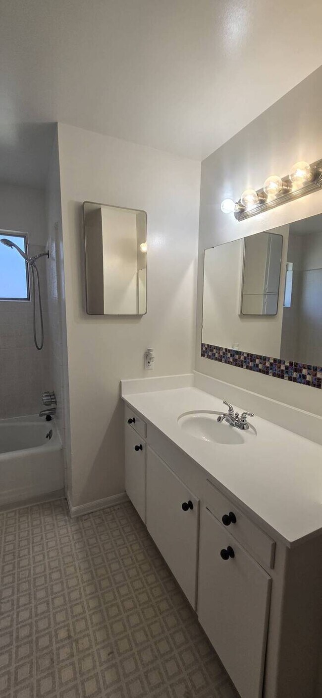 Building Photo - East Modesto Country Living, 3 Bedrooms 2 Bathrooms