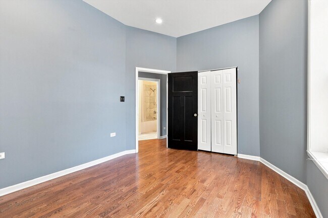 Building Photo - 4834 S Prairie Ave