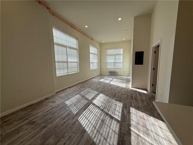 Primary Photo - 327 Pine St