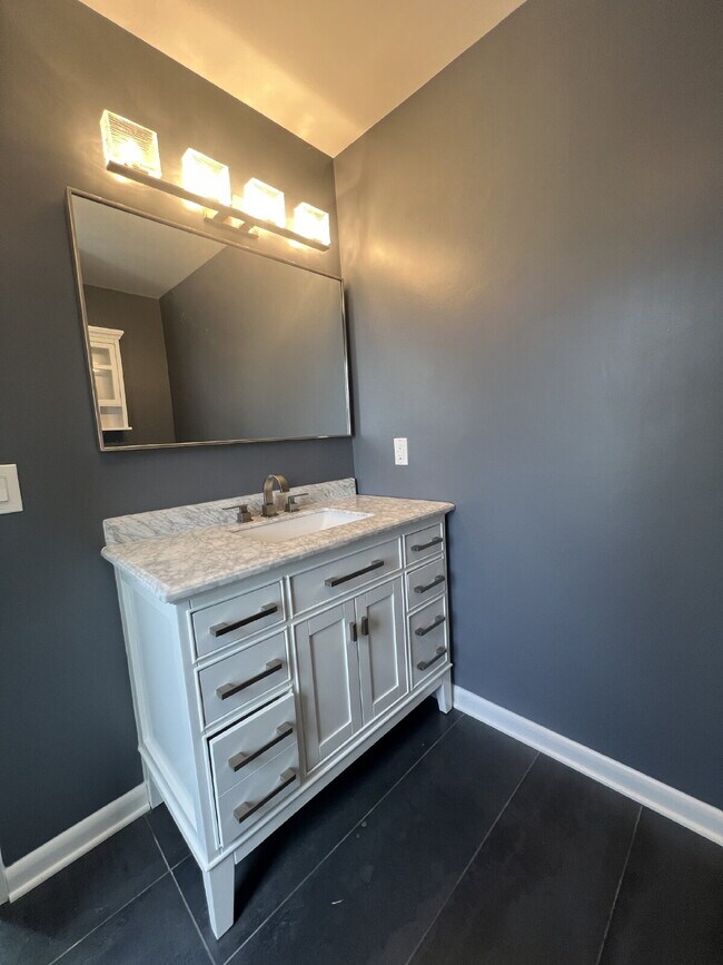 Building Photo - 2 Bedroom / 2 Bath Condo with 1,200 Square Feet, Luxury Finishes, and Great Amenities!