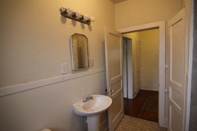 Building Photo - 2 Bedroom Home For Rent 1 Block From APSU!