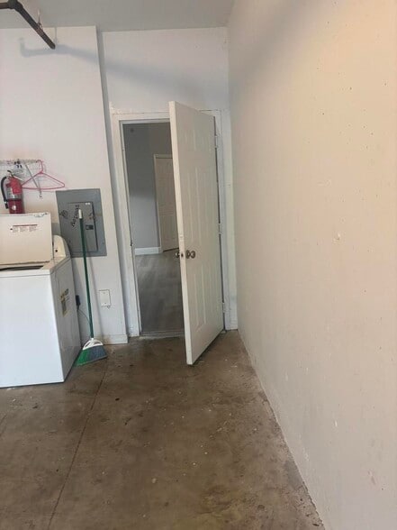 Building Photo - 350 Crestwood Cir