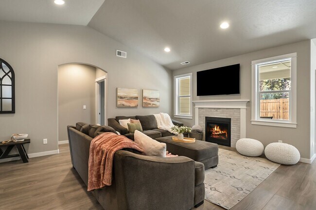 Building Photo - Spacious 4 Bedroom Gem with Private Backya...