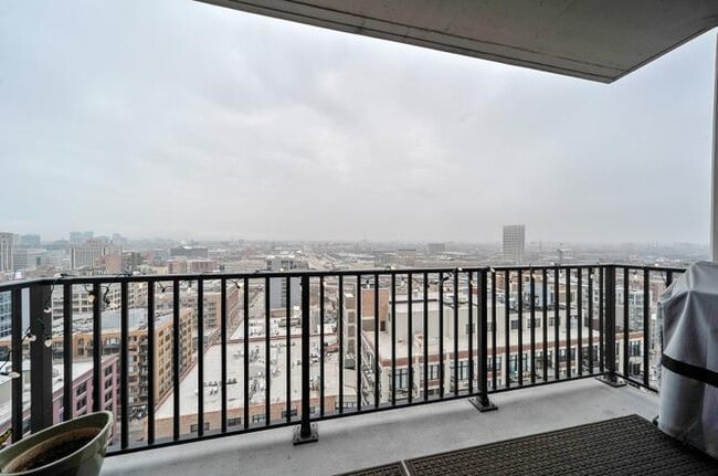 Building Photo - 210 S Desplaines St