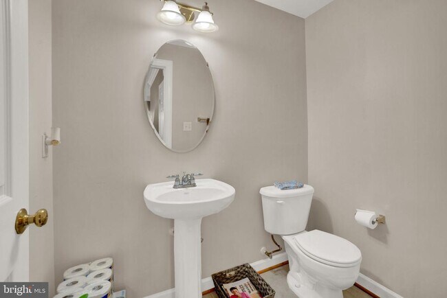 Building Photo - 2460 Eastbourne Dr