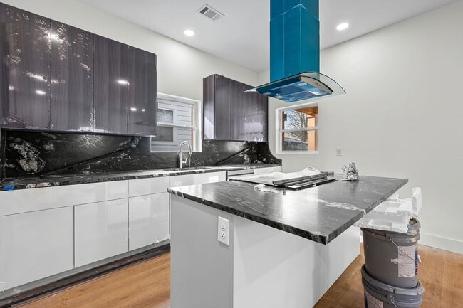 Building Photo - 1044 Grant Way SE