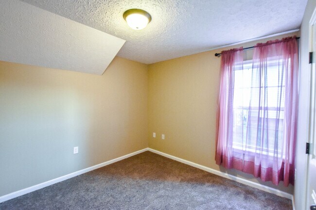 Building Photo - Dog Friendly Three Bedroom!