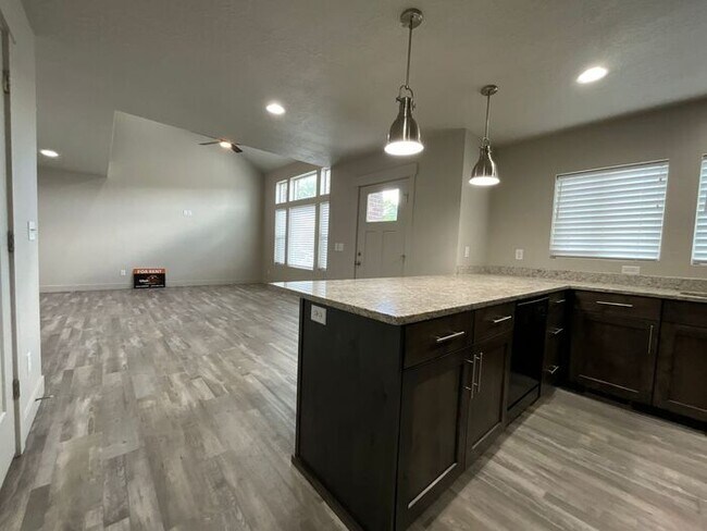Building Photo - 3 bedroom 2 1/2 bath townhome