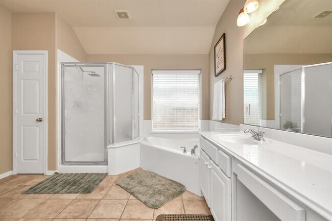 Building Photo - 2103 Breezeway Ln