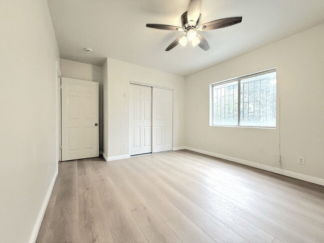 Building Photo - 1325 W 58th St