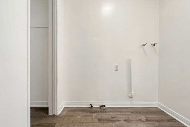 Building Photo - 2516 Voorhees Ave