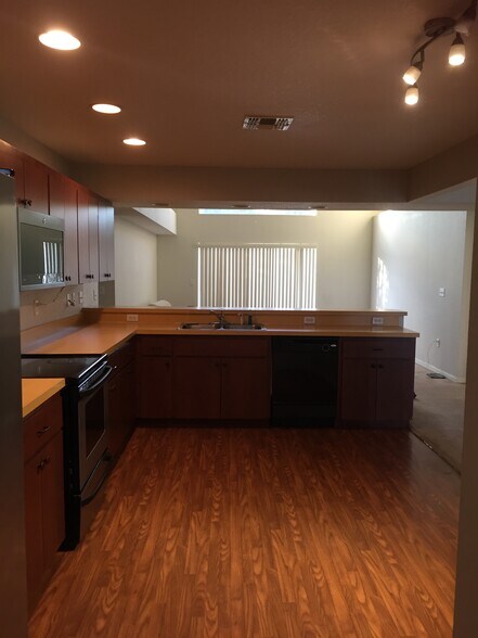 Building Photo - 7166 Summit Dr