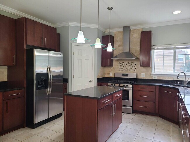 Building Photo - Gorgeous 6 BR Home, Convenient to Quantico & Commuting