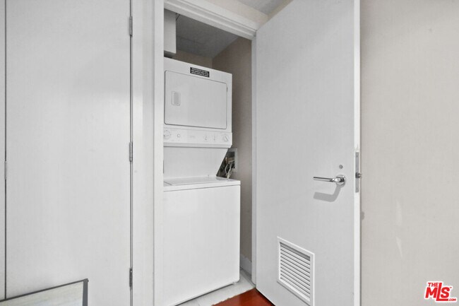 Building Photo - 3141 Michelson Dr