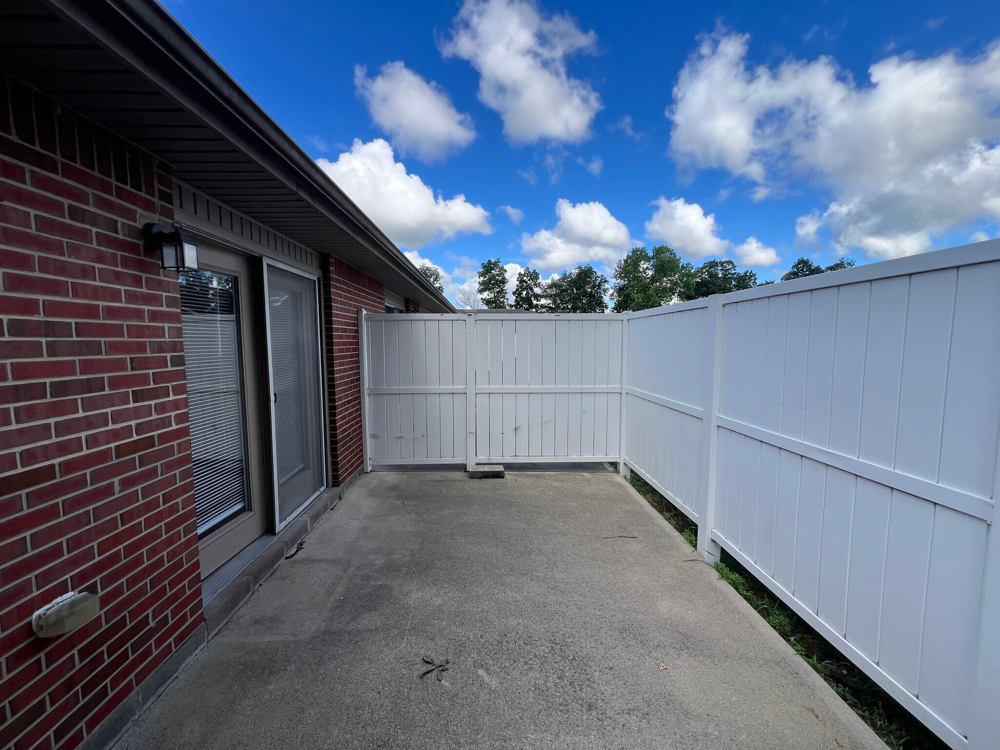 Building Photo - 1295 Chestnut Dr