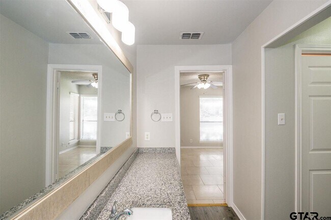 Building Photo - 5825 Hollytree Dr