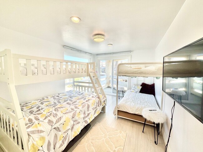 Building Photo - Oxnard / Silver Strand Beach / 2 bedroom 1...