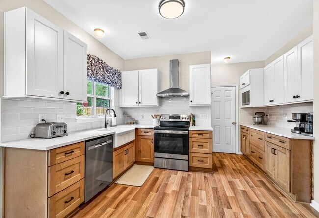 Building Photo - Spacious Living in the Heart of Whitehall