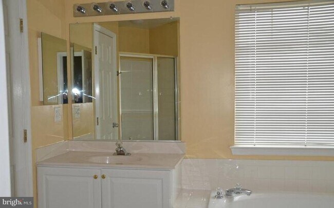 Building Photo - 21323 Village Green Cir