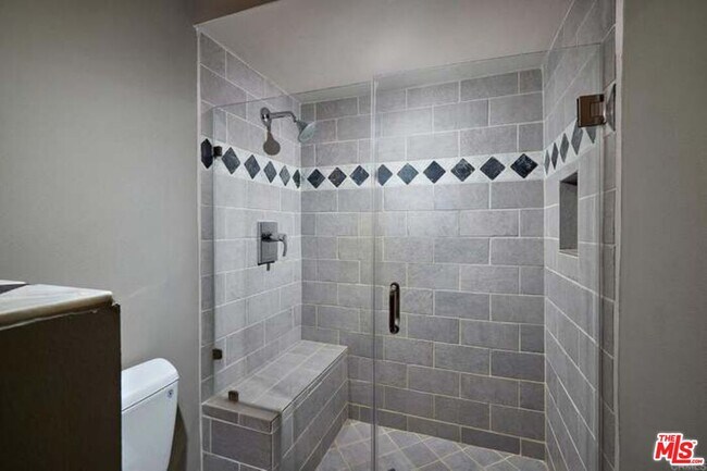 Building Photo - 2552 Navarra Dr