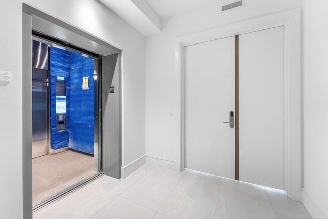 Building Photo - 220 Lake Shore Dr