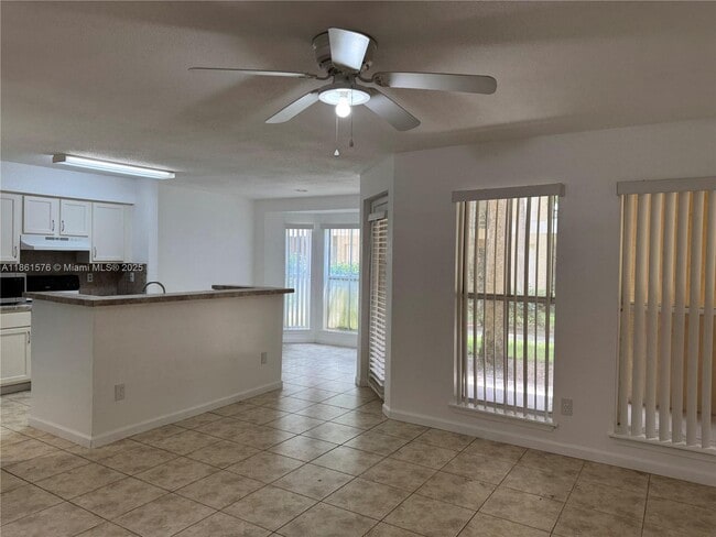 Building Photo - 977 Riverside Dr